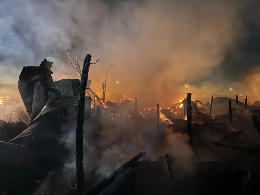 INCENDIO AFECTÓ VIVIENDAS Y PESEBRERAS EN CAMPAMENTO DE MAIPÚ.