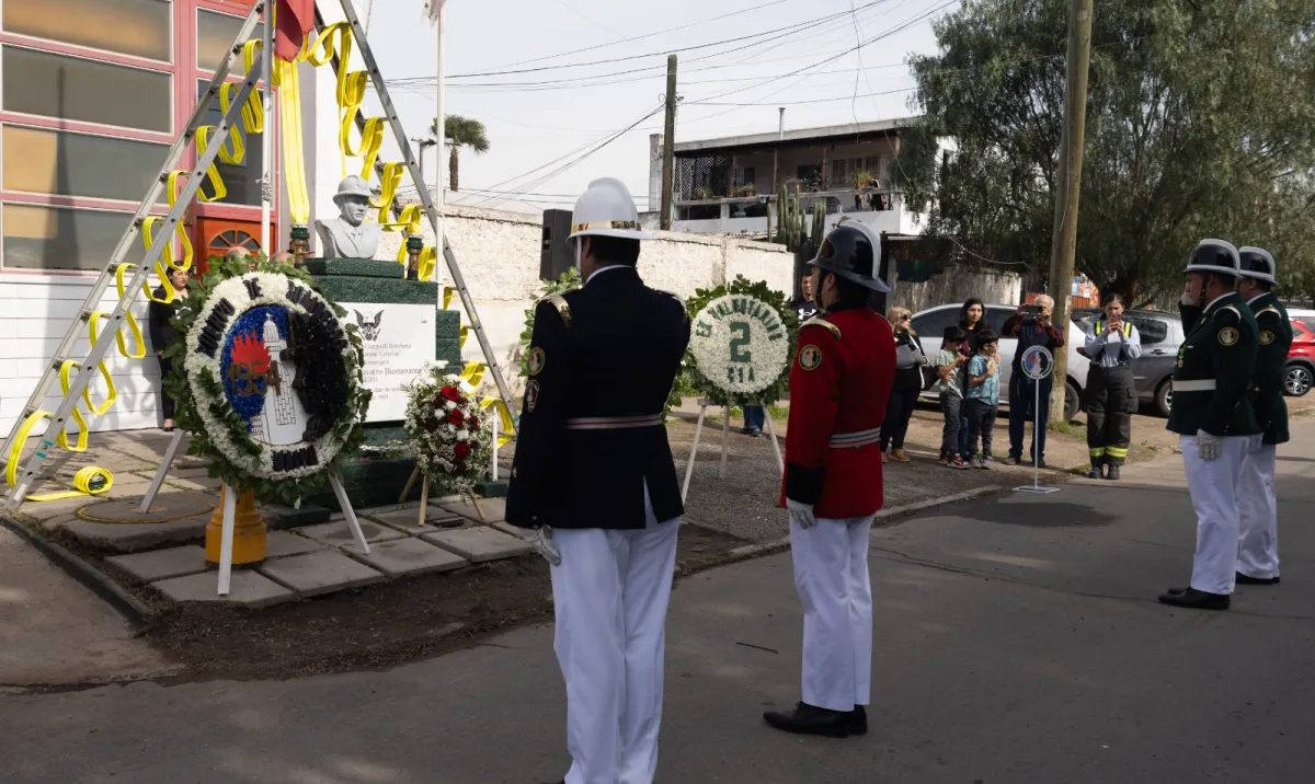 Foto 1 de Cuerpo de Bomberos de Maipú rindió homenaje al Mártir Luis Navarro Bustamante